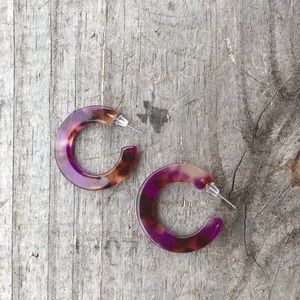 CLEARANCE ‼️ Purple tortoise shell resin earrings